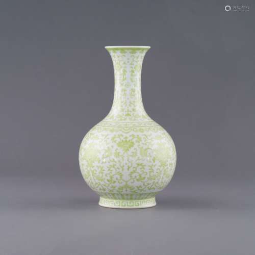 DAOGUANG FAMILLE VERTE WRAPPED FLORAL REWARD VASE