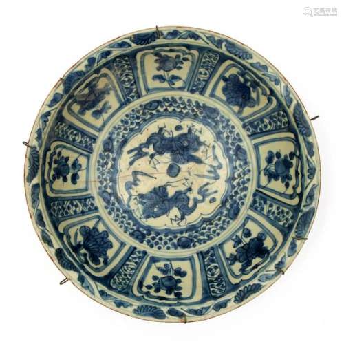 A blue and white dragon Zhangzhou (Swatow) charger…