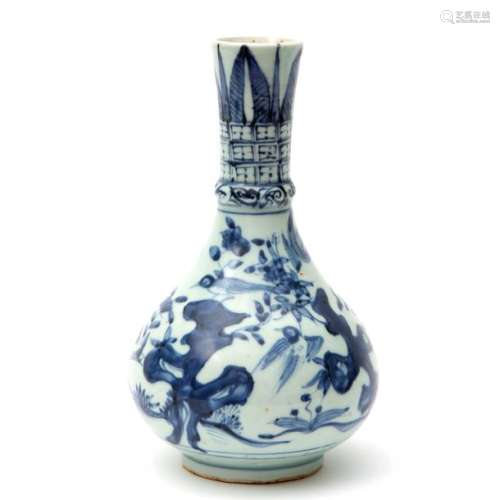 A Ming Chinese porcelain blue and white vase 16/17…