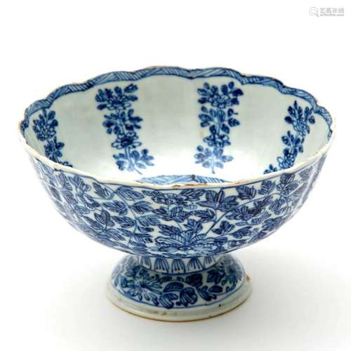 A blue and white scrolling foliage footed bowl Kan…