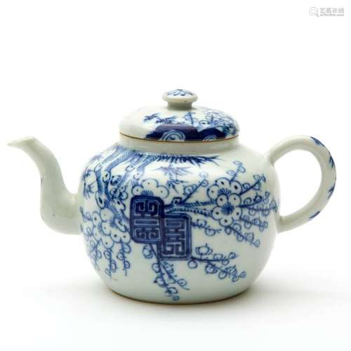 A blue and white teapot with Zhuanshu seal script …