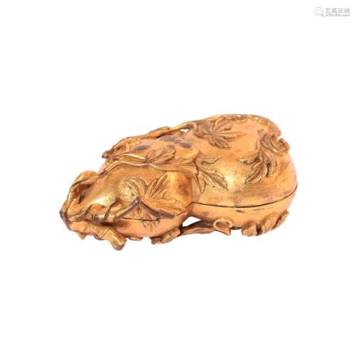 Chine, Boite en bronze doré en forme de calebasse …