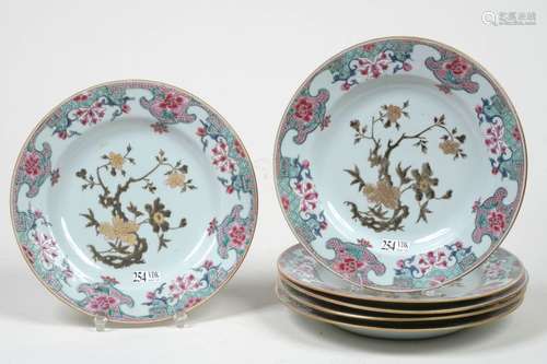 Suite de six assiettes en porcelaine polychrome de…