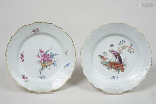 Lot de deux assiettes en porcelaine polychrome de …