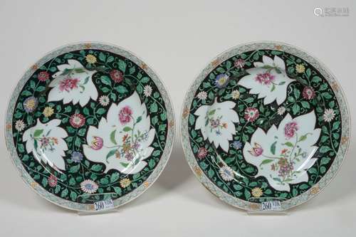 Paire d'assiettes en porcelaine polychrome de Chin…