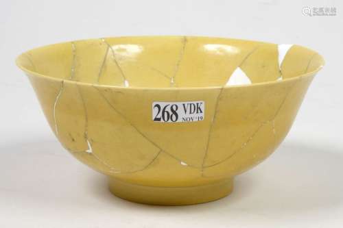 Un bol sur pied en porcelaine monochrome jaune de …