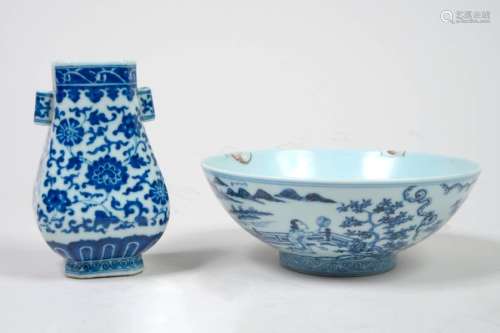 Petit vase à deux anses en porcelaine bleue et bla…