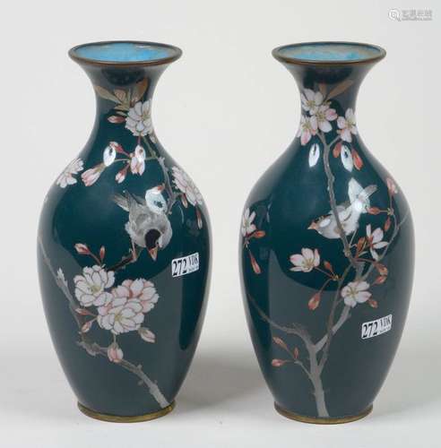 Paire de petits vases en cuivre aux émaux cloisonn…