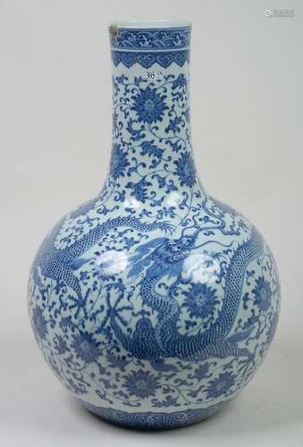 Grand vase soliflore pansu en porcelaine bleue et …