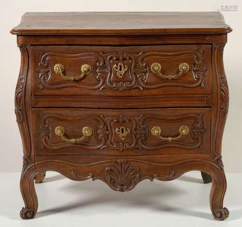 Commode de style Louis XV en noyer sculpté ouvrant…