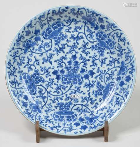 Un plat en porcelaine bleue et blanche de Chine à …