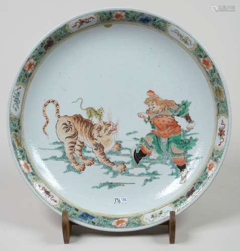 Un plat en porcelaine polychrome de Chine dite \