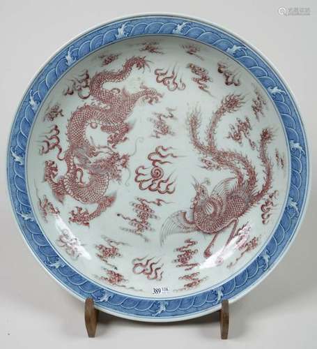 Un plat en porcelaine polychrome de Chine décoré d…