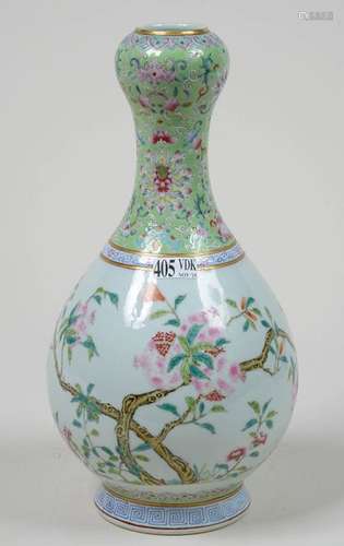 Un vase pansu en porcelaine polychrome de Chine dé…