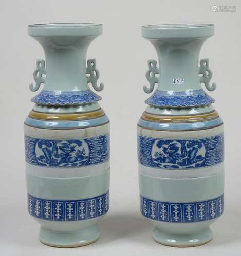 Paire de vases en porcelaine polychrome de Chine, …