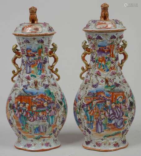 Paire de vases couverts à deux anses en porcelaine…