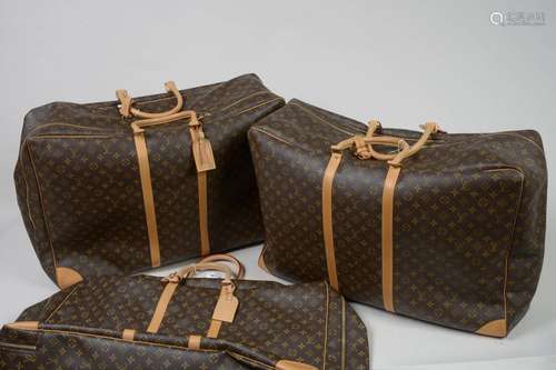 Trois valises souples de marque Louis Vuitton à mo…