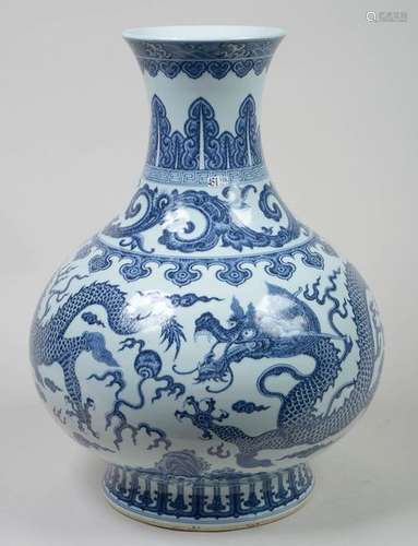 Grand vase pansu à haut col en porcelaine bleue et…