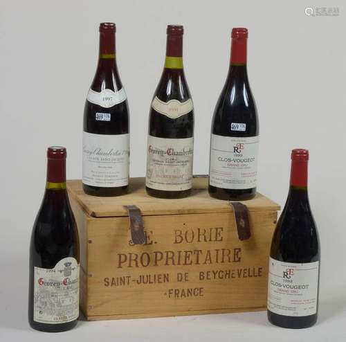 Lot de cinq bouteilles de vin rouge comprenant: Un…