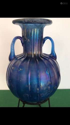 Vase à panse côtelée bleue intense.Période byzanti…