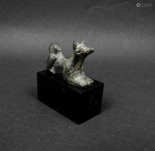 Chien couché. Bronze. Epoque romaine.L:3,5cm.