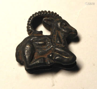 Capridé en argent style antique.L:1cm.