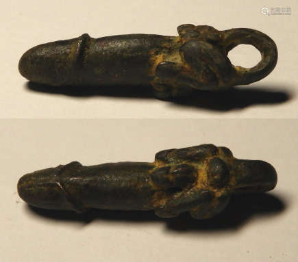Pendentif apotropaïque en bronze en forme de phall…