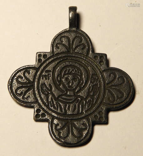 Pendentif en bronze en forme de croix gravé du Chr…