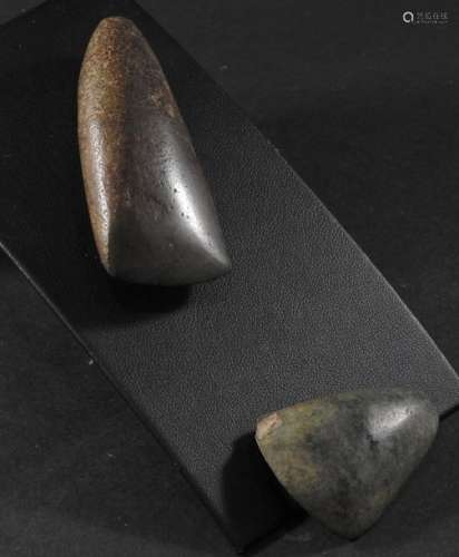 Deux haches en pierre verte néolithiques.L: 4 à 6,…