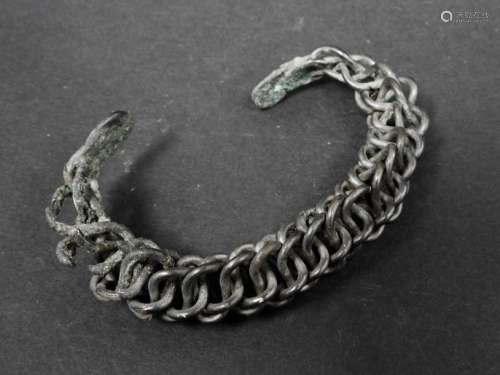 Bracelet en fils de bronze argenté torsadé se term…