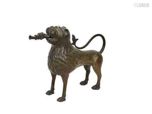 Aquamanile en bronze figurant un lion Le bec figur…