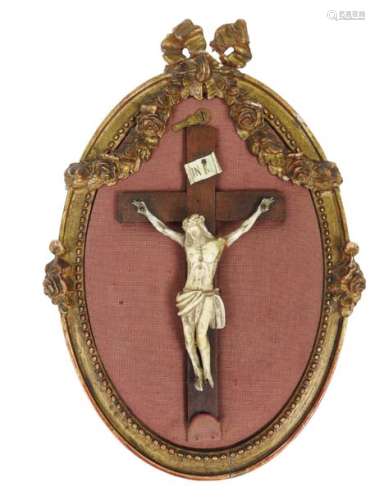 Christ en ivoire dans un cadre en bois stuqué H 18…