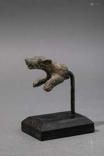 Protomé de chien.Epoque romaine.Bronze.L: env 4cm.
