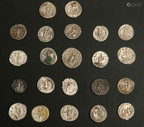 Vingt deux monnaies romaines.Argent.TTB