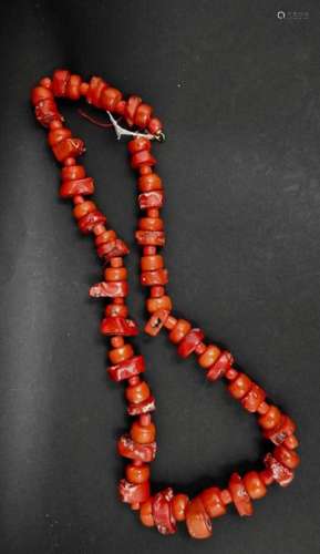 Collier de perles corail de couleur rituelles Tibe…