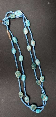 Collier de scarabées et perles.Egypyomania. L:env …