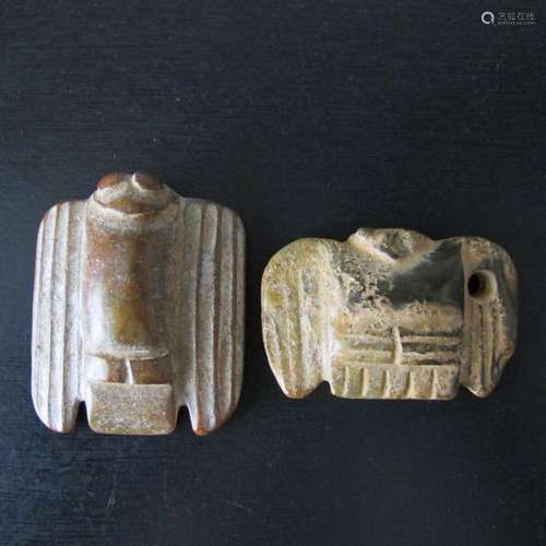 Lot de deux amulettes aux rapaces nocturnes. Jade …