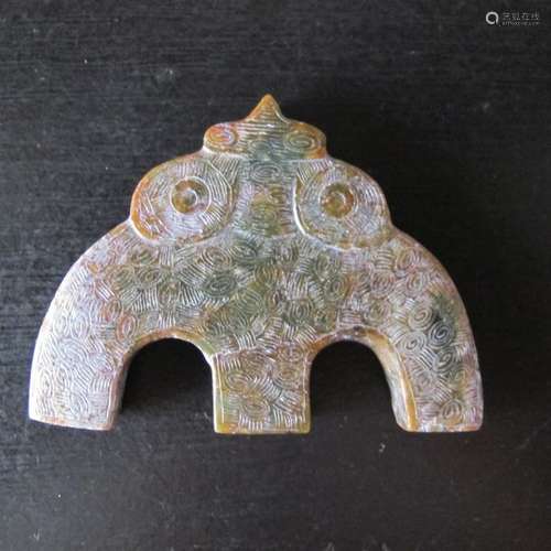 Pendentif sculpté d'une hirondelle au masque. Jade…