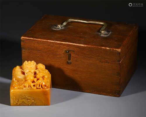 CHINESE SOAPSTONE TIANHUANG DRAGON SEAL IN ROSEWOOD CASE