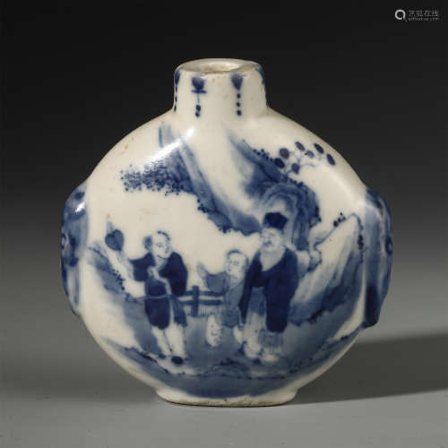 CHINESE PORCELAIN BLUE AND WHITE FIGURES SNUFF BOTTLE