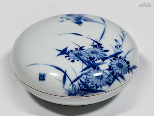 CHINESE PORCELAIN BLUE AND WHITE BIRD AND FLOWER SEAL PASTA CASE