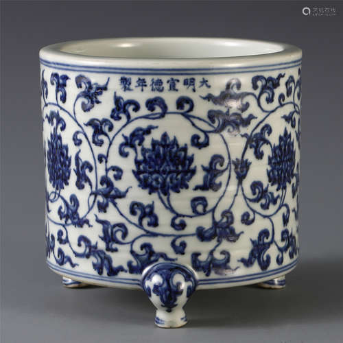 CHINESE PORCELAIN BLUE AND WHITE FLOWER BURSH POT