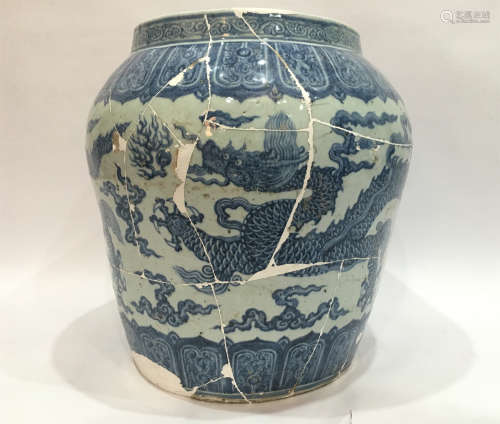 LARGE CHINESE PORCELAIN BLUE AND WHITE DRAGON JAR MING DYNASTY