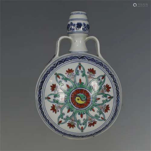 A Chinese Dou-Cai Glazed Porcelain Moon Flask