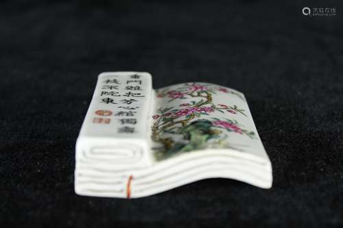 A Chinese Bionic Glazed Famille-Rose Porcelain Paper Weight