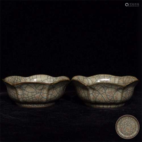 A Pair of Chinese Ge-Type Glazed Porcelain Bowls