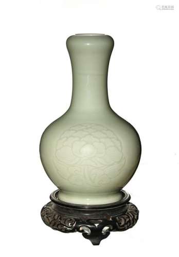 A Celadon Garlic Head Vase, Republic Period