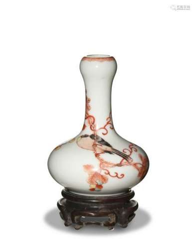 Chinese Wucai Garlic Head Vase, Late 19th Century