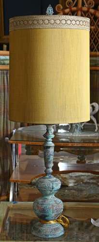 Chinese archaistic style table lamp having a single