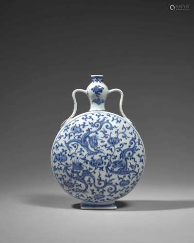 GOURDE EN PORCELAINE BLEU BLANC, Chine, dynastie Qing, début du XIXe siècle